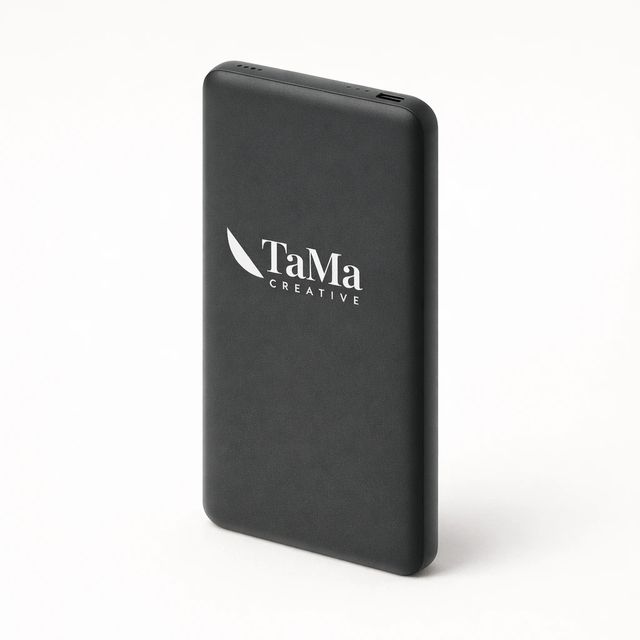 Power bank slim preto com a marca TaMa em branco.