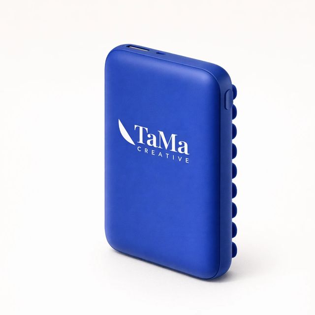 Power bank azul royal com ventosas no verso e a marca TaMa em branco.