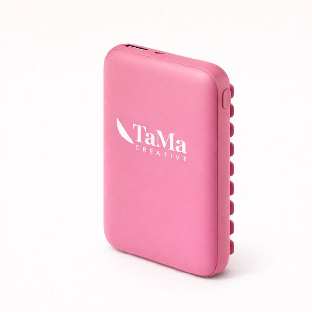 Power bank rosa com ventosas no verso e a marca TaMa em branco.