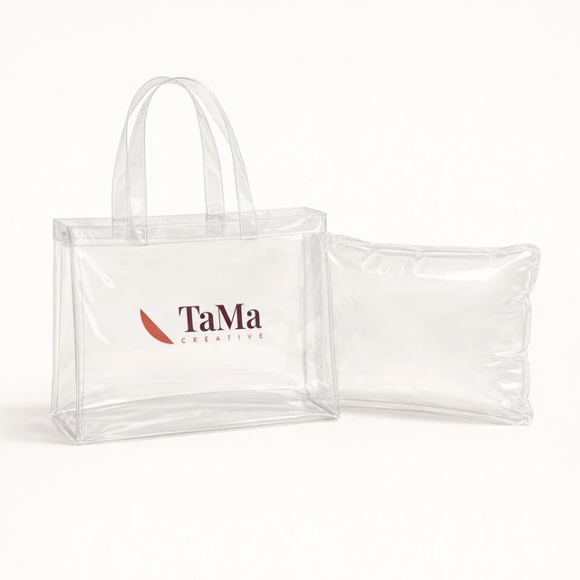Sacola transparente com alças ao lado de uma almofada inflável transparente, com a marca TaMa nas cores oficiais na frente da sacola.