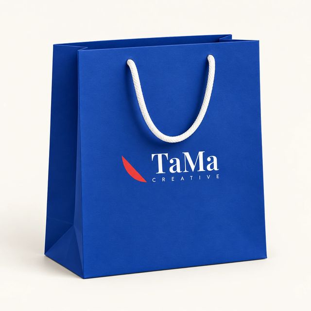 Sacola de presente azul royal com alças de cordão e a marca TaMa.