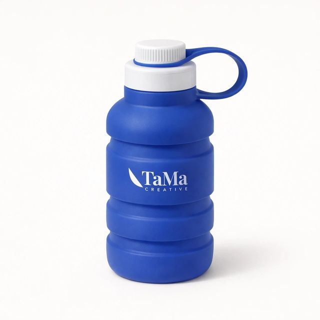 Squeeze dobrável azul royal com tampa e alça, com a marca TaMa em branco.