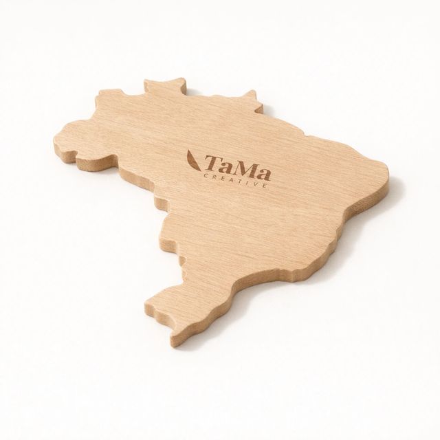 Tábua em tom natural recortada no contorno do mapa do Brasil, vazia, com a marca TaMa gravada no centro.