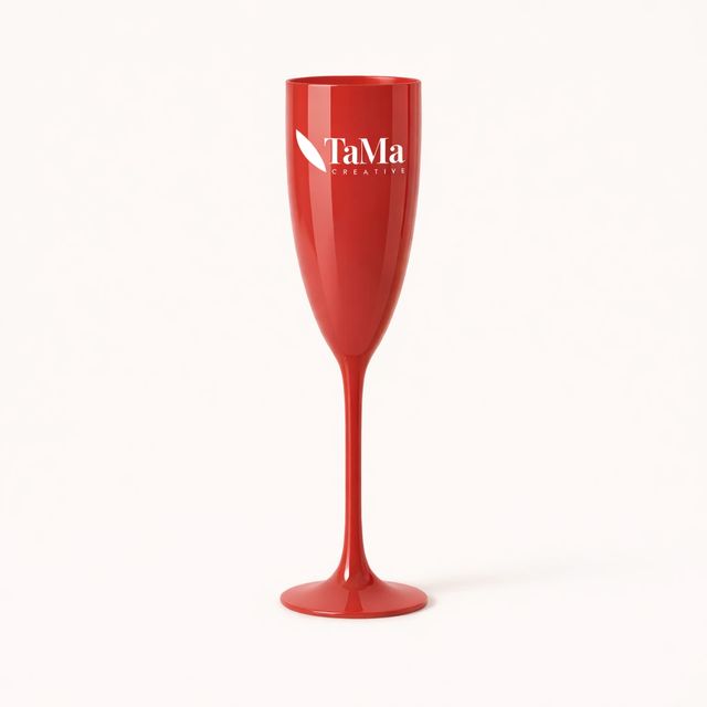 Taça de champagne em acrílico vermelho com a marca TaMa em branco.