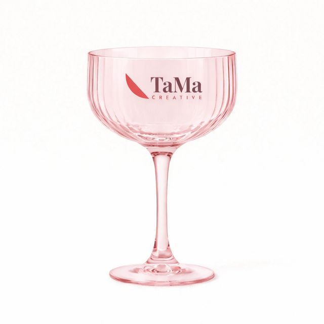 Taça coupe canelada rosé com a marca TaMa no bojo.