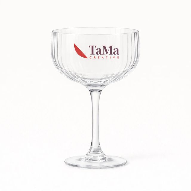 Taça coupe canelada transparente com a marca TaMa no bojo.