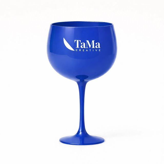 Taça de gin em acrílico azul royal com a marca TaMa em branco no bojo.