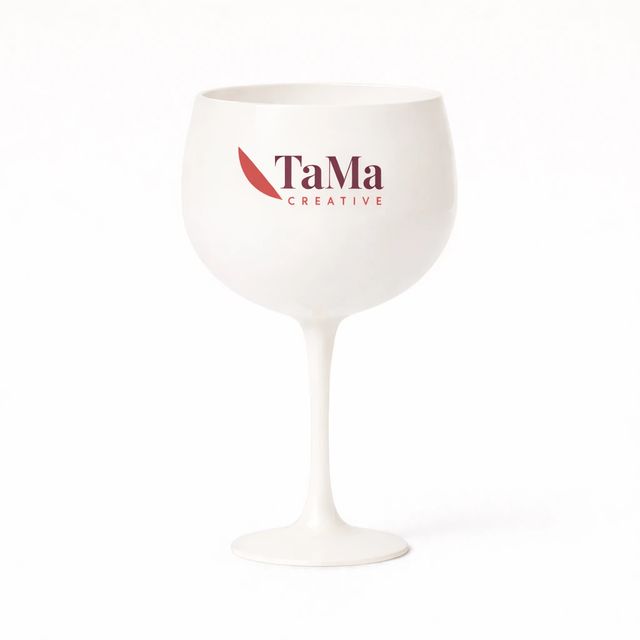 Taça de gin colorida, na cor branca, com a marca TaMa no bojo.