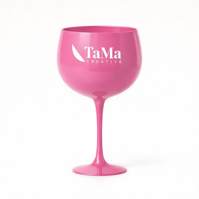 Taça de gin colorida, na cor rosa, com a marca TaMa em branco.