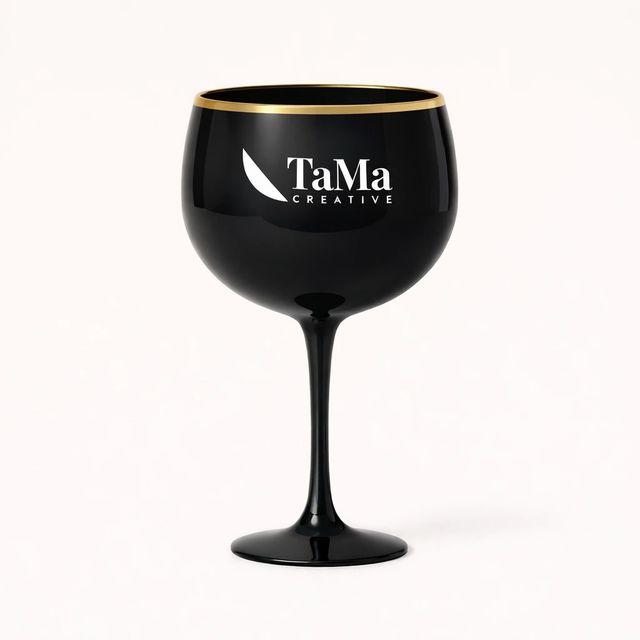 Taça de gin preta com borda dourada e a marca TaMa em branco.