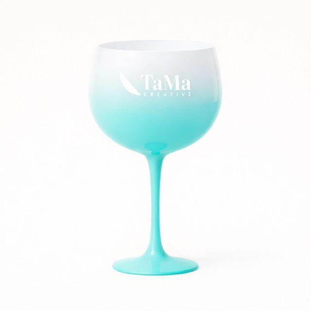 Taça de gin em degradê de branco para turquesa, com a marca TaMa em branco.