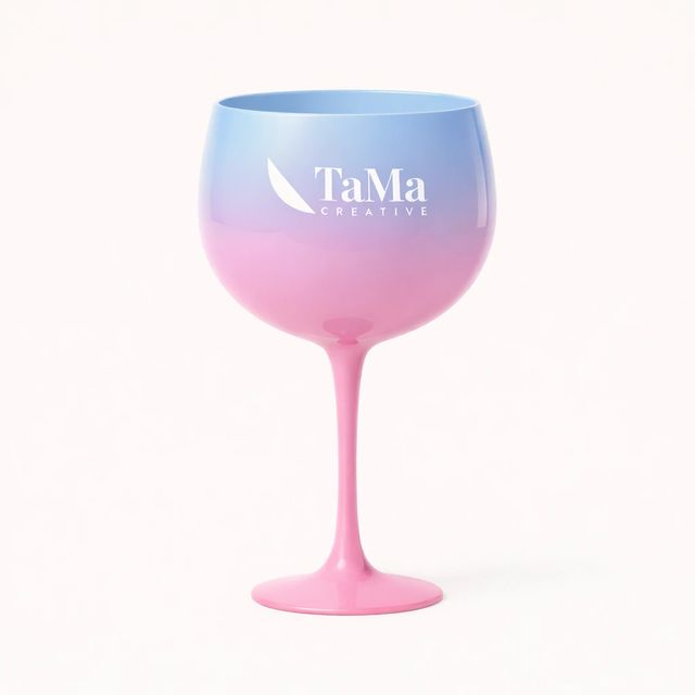Taça de gin em degradê de azul para rosa, com a marca TaMa em branco.