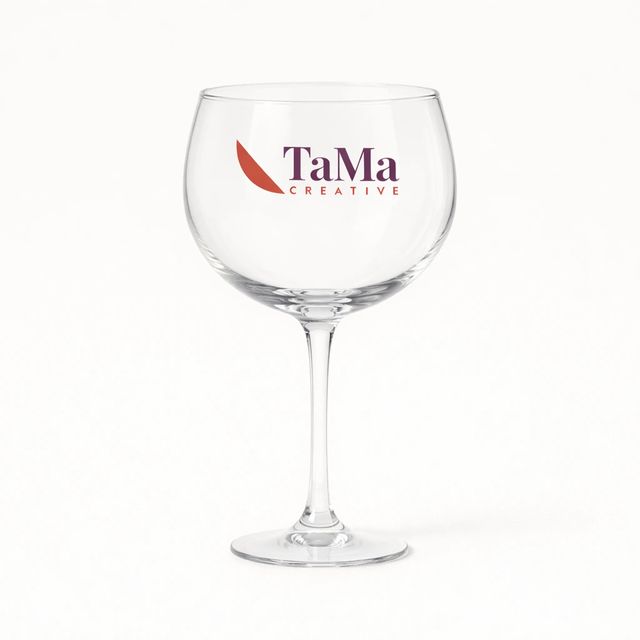 Taça de gin transparente com a marca TaMa no bojo.