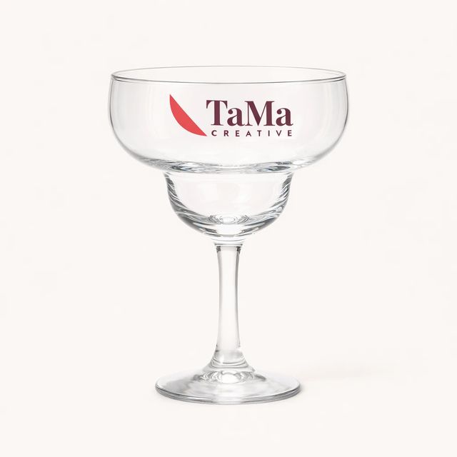 Taça margarita transparente com a marca TaMa no bojo.