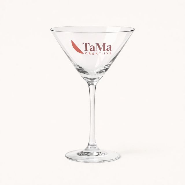 Taça martini transparente com a marca TaMa no bojo.