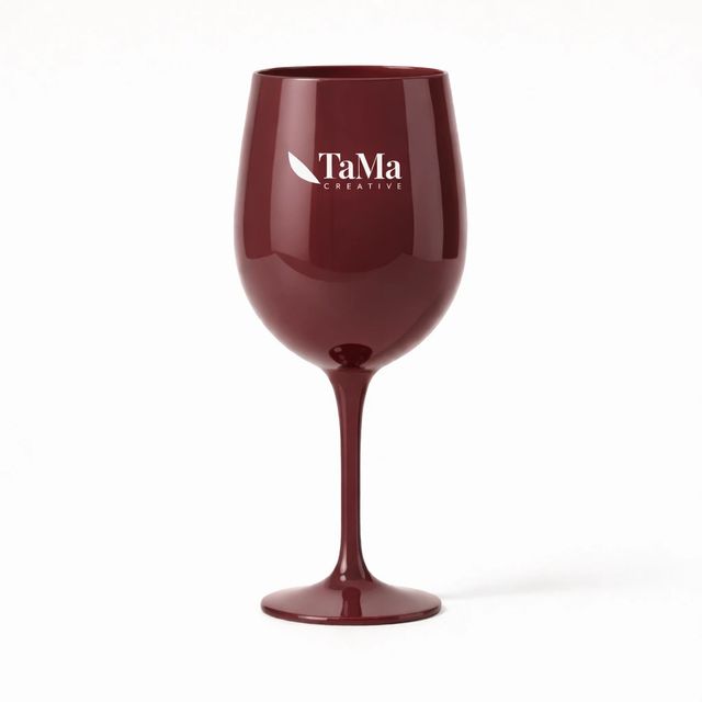 Taça de vinho, na cor bordô, com a marca TaMa no bojo.