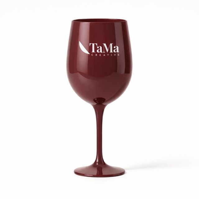 Taça de vinho em acrílico bordô com a marca TaMa em branco.