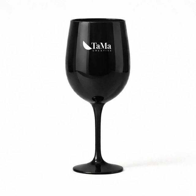 Taça de vinho, na cor preta, com a marca TaMa no bojo.